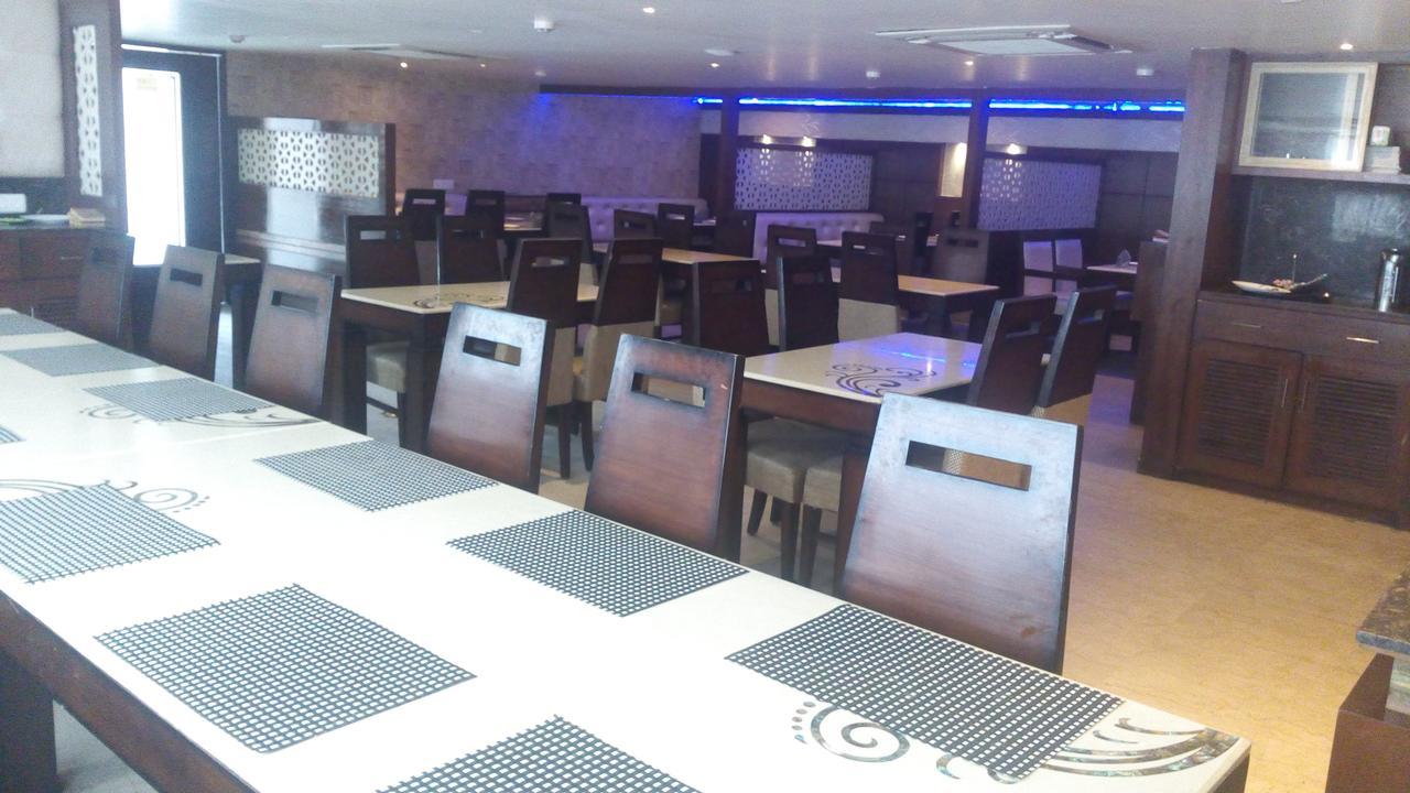 Hotel Opulence Pathānkot 외부 사진